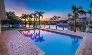 Waterfront Views, Large Private Pool & King Bed - Cape Coral - 0