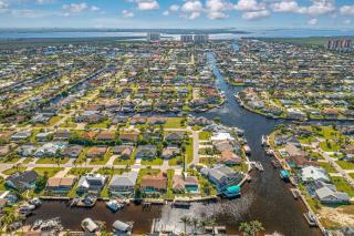 Waterfront Views, Large Private Pool & King Bed - Cape Coral - 9