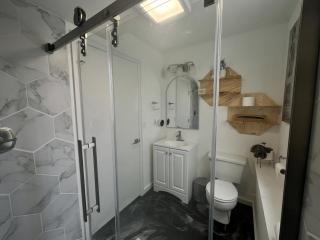 Two fully independent unit - a modern house and a private apartment, each with its own entrance, located just 15 min from Sea-Tac Airport and 5 min from Des Moines Marina - 4