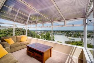 Napier Hilltop Stays - Views, Pool & Pet Friendly! - Napier - 5