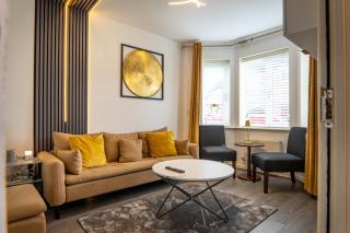 The Shropshire - Sleeps 8 - Coventry, Groups, 100GB WiFi, Luxury, Parking - 4