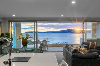 Absolute Lakefront - Views, Spa, Pool and Gym - Taupo - 0