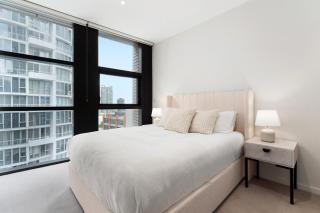 Luxury 2BR 2BA & Free Parking - 5 Min Walk to Town Hall & Darling Harbour - Sydney - 1