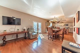 Huge Cozy Home with Many Bedrooms in Ivywild - 4