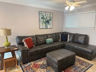 2 bedroom private apt & laundry - 8