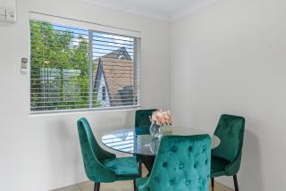 Stylish 2BRM Apt near Gabba with Free Parking & WiFi - 6