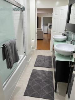 Stunning, Quiet Vista Retreat Minutes from Beach - Vista - 4
