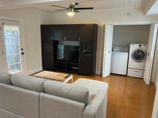 Stunning, Quiet Vista Retreat Minutes from Beach - Vista - 3