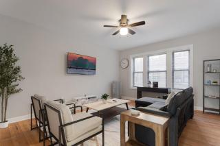 Comfy & Central 1BR Steps from Loyola & Dining - Chicago - 0