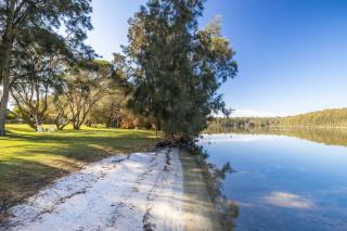 Luxury Lakefront Hideaway - Burrill Lake - 4