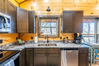 BRAND NEW Cabin Cozy King Beds, Games, EV Plugin, Hot tub, Full Service Kitchen - Sevierville - 3