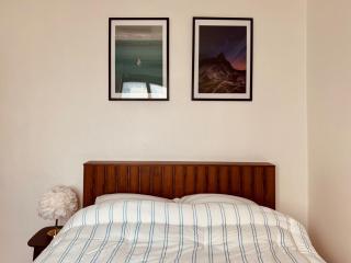 AT HOME, Sunny Emotional House, Free Parking, 3Q Beds, Attic Movie Theater - 9