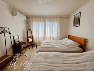 AT HOME, Sunny Emotional House, Free Parking, 3Q Beds, Attic Movie Theater - Busan - 2