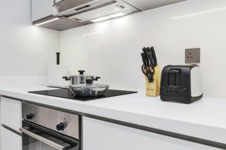 Sea View 2BR Near Beach Marina Walk & Dining Spots - 1