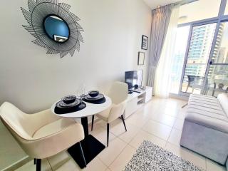 Studio with City Skyline and Marina View and Large Balcony- Fabulous Pool - 2