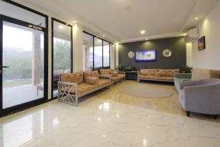 Green Meadows Farmhouse - - 9