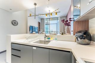 High-Rise 1BR with Lake and City Views and Minutes to Metro, MBL Royal, Jumeirah Lake Towers by Deluxe Holiday Homes - 4