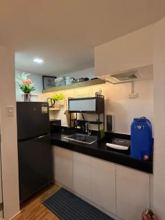 Trendy 3BR Loft Condo along EDSA - Manila - 7