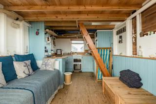 Stargazing Beach Hut on Mudeford Sandbank with wake up sea views - Christchurch - 0
