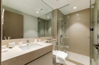 Luxury Apartment with Burj Khalifa Views - 5-Min Walk to Dubai Mall - Newly Upgraded - 10 people - Near Dubai Opera - 2