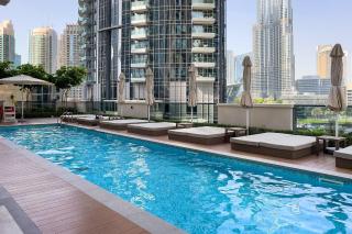 Luxury Apartment with Burj Khalifa Views - 5-Min Walk to Dubai Mall - Newly Upgraded - 10 people - Near Dubai Opera - 6