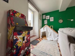 Le So Wild, maison avec jardin clos, terrasse aménagée, 5 mn à pied commerce, terrain de tennis, à 800 m de la plage d'Omaha beach jeux arcade, jouets, matériel jeunes enfants enfants, table ping-pong - Vierville-sur-Mer - 2