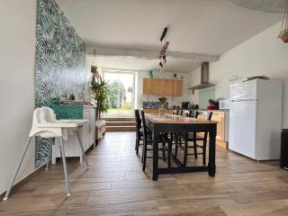 Le So Wild, maison avec jardin clos, terrasse aménagée, 5 mn à pied commerce, terrain de tennis, à 800 m de la plage d'Omaha beach jeux arcade, jouets, matériel jeunes enfants enfants, table ping-pong - Vierville-sur-Mer - 4