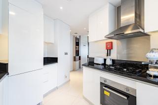 Deluxe One-Bedroom Apartment in Business Bay with Burj Khalifa and Canal View - 5