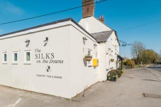 Stunning Room Above the Amazing Silks Pub! - - 8