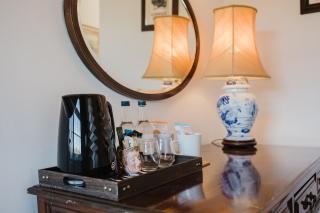 Stunning Room Above the Amazing Silks Pub! - - 5