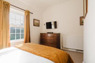 Stunning Room Above the Amazing Silks Pub! - - 4
