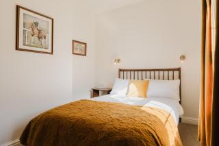Stunning Room Above the Amazing Silks Pub! - - 0