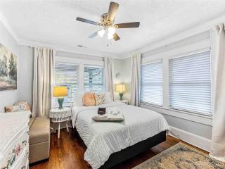 Cheerful Cottage Retreat with Quick Downtown Access - Asheville - 2