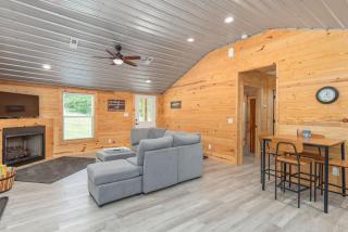Modern Cabin in the Woods with Hot Tub - Travelers Rest - 9