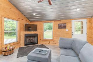 Modern Cabin in the Woods with Hot Tub - Travelers Rest - 2