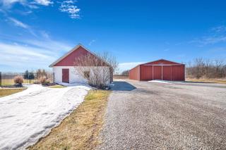 Vintage 8BR Farmhouse With Hot Tub Spacious Yard - 4