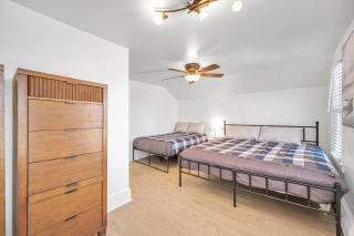 Vintage 8BR Farmhouse With Hot Tub Spacious Yard - Port Colborne - 1