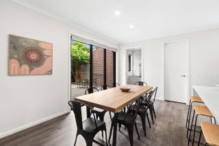 Domi Rentals - The Jaguar Home - Clayton North - 9