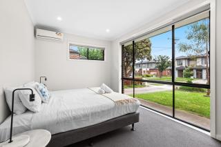 Domi Rentals - The Jaguar Home - Clayton North - 5