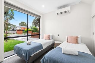 Domi Rentals - The Jaguar Home - Clayton North - 3