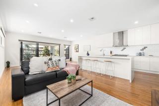 Domi Rentals - The Rayhur Residence - Clayton North - 3
