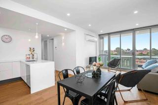 Domi Rentals - Huge Malvern Rd Penthouse and View - Melbourne - 3