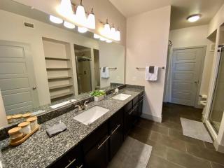 Westchase Cheerful Modern 2 king Long term - Houston - 2
