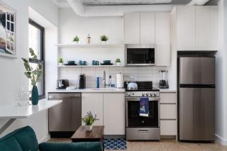 Elegant Style Loft Montrose Beach Rooftop WFH Gym - Chicago - 2