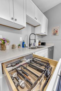 Stylish Retreat by Shaker Square, Fast WiFi, Porch - Cleveland - 8