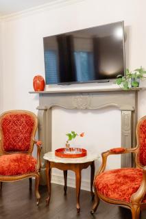 Downtown Luxury Victorian Retreat - 8