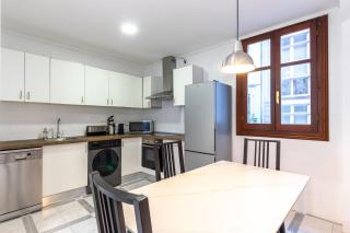 Charming 4 Double Bed Steps from the Old Town - Bilbao - 6