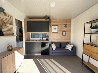 Cosy modern mini house 10 by the sea with private terrace in Limoni Camp - Walk to Beach & Local Taverns - Sukošan - 2