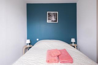 Gîte Terracotta de Segré ? cuisine ? chambre (lit queen size) ? salon - 2