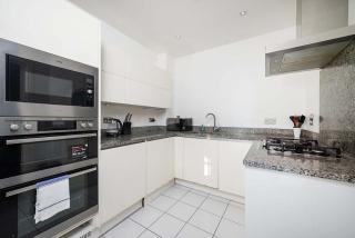 Charming House With Private Backyard and Parking - Hendon - 4